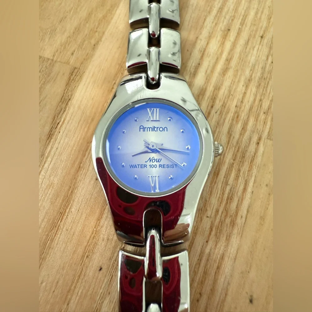 Armitron ladies blue holographic dial silver tone watch NEW BATTERY